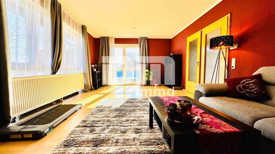(R)eserviert!Gepflegtes Mehrfamilienhaus mit 7 Wohneinheiten - 1.OG rechts Wohn / Esszimmer / Zugang Balkon